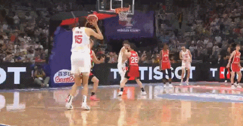 外线开张！韩旭侧翼接球 坚决出手三分正中靶心