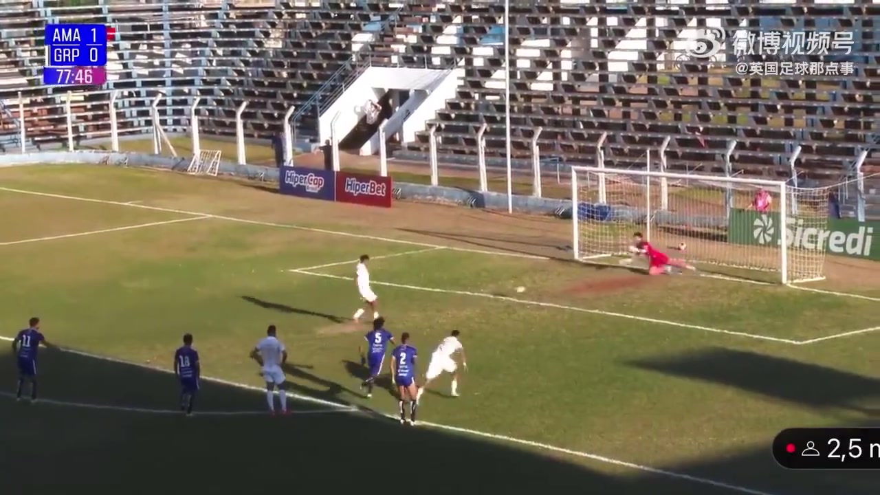 乐极生悲😭巴西球员进球后模仿C罗siu庆祝时不幸扭伤膝盖……