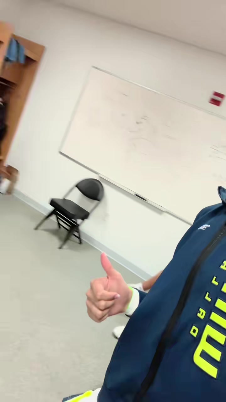 文化输出！李月汝在更衣室带队友一起听张杰的《天下》