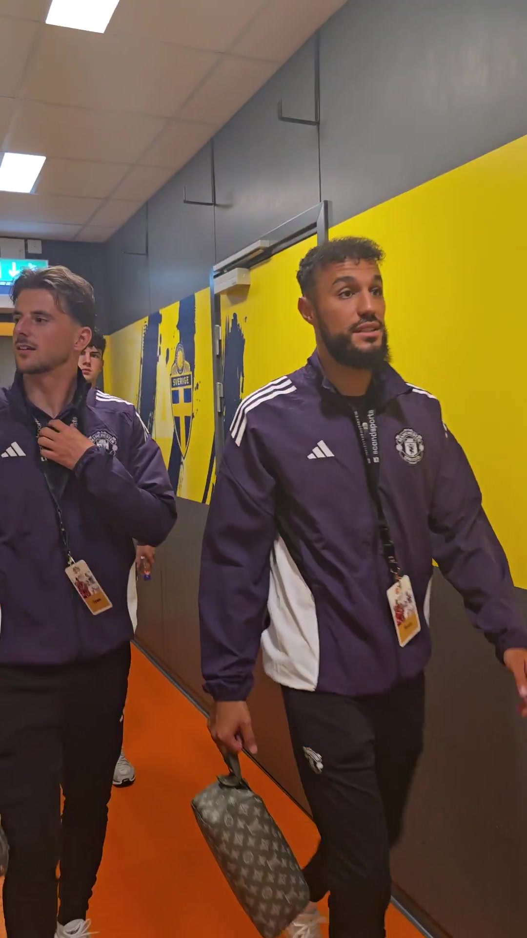 曼联球员已抵达比赛现场，B费领衔、新援库尼亚和莱昂等悉数在列