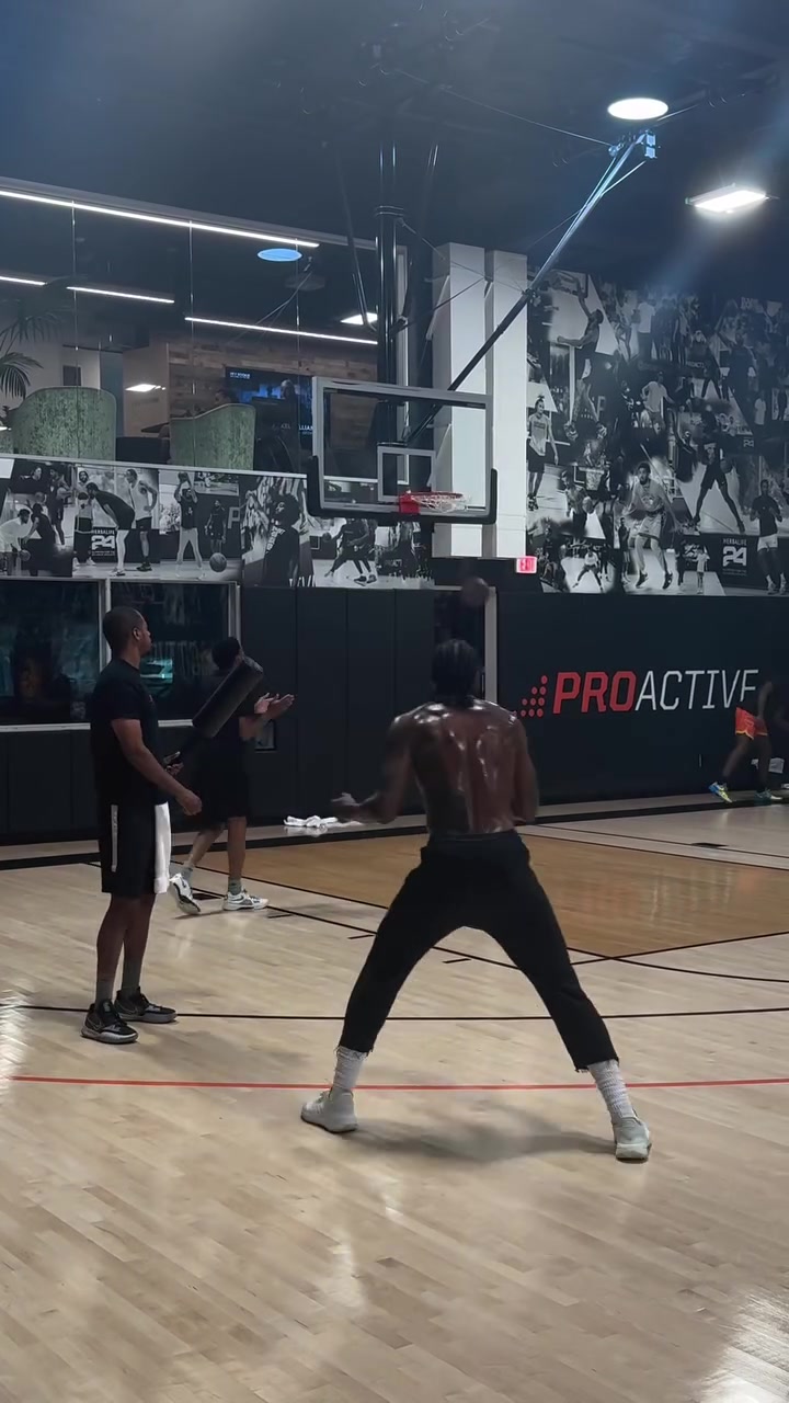 挥汗如雨💦杰伦-格林晒1分钟三分训练视频：开局8中4后连进7个