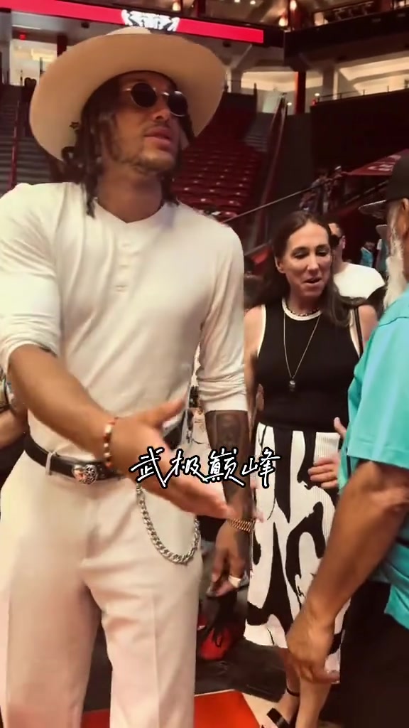 🤩本人简直太帅了～在大学篮球馆偶遇阿隆戈登