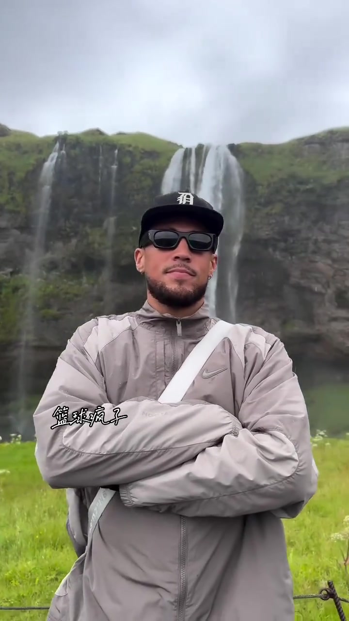 👀布克度假中。以为是张震岳呢！😂