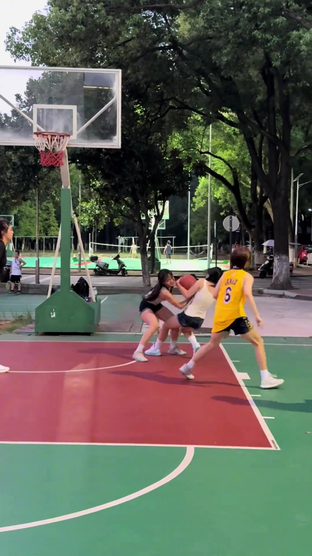 好家伙，这几个丫头还真欢实