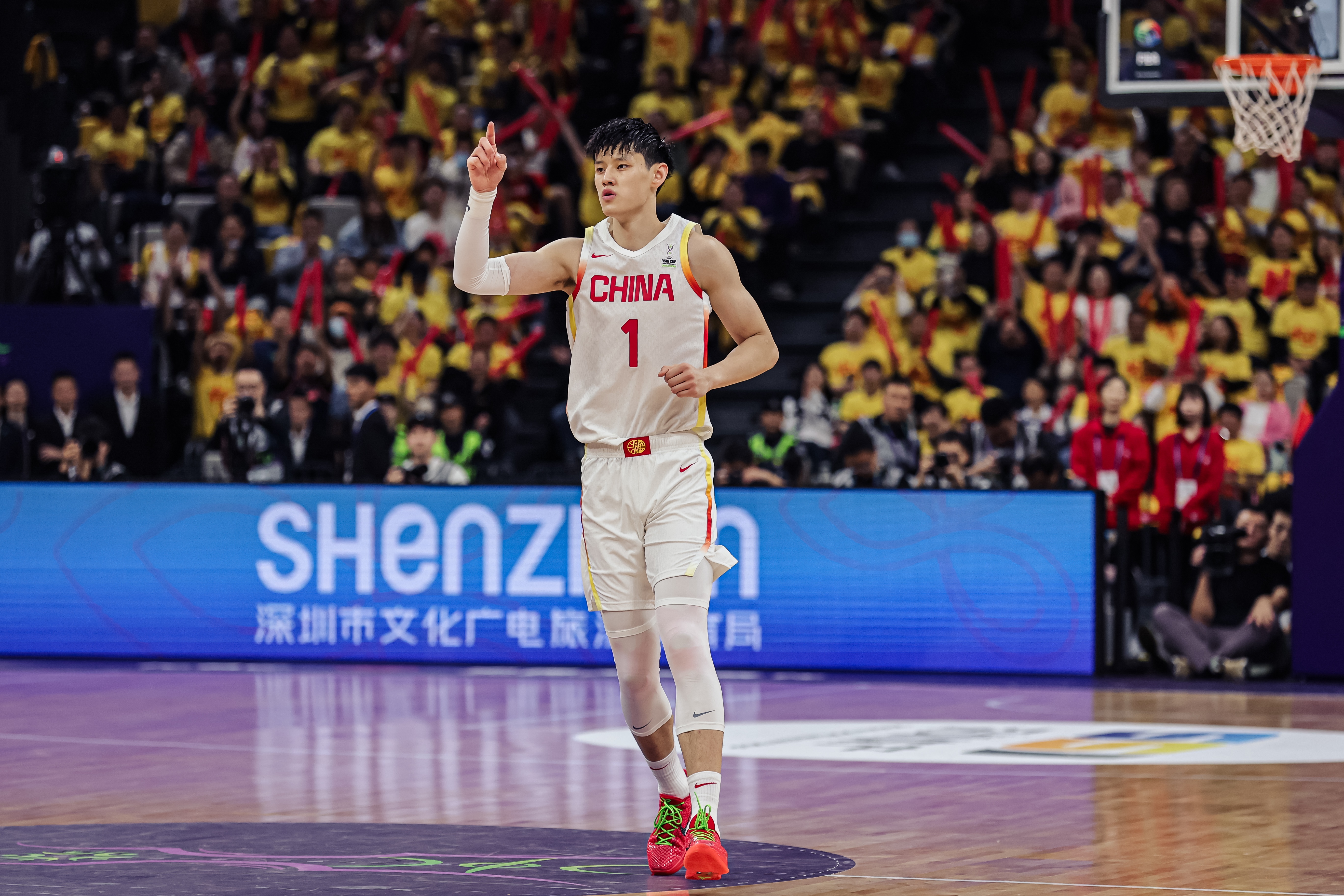 媒体人：男篮多个位置人员不整 与其被动输球 不如主动锻炼年轻人