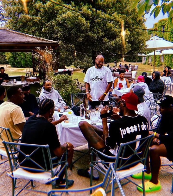 🤣分手不能做朋友？杜兰特外出聚会 布克坐在隔壁桌