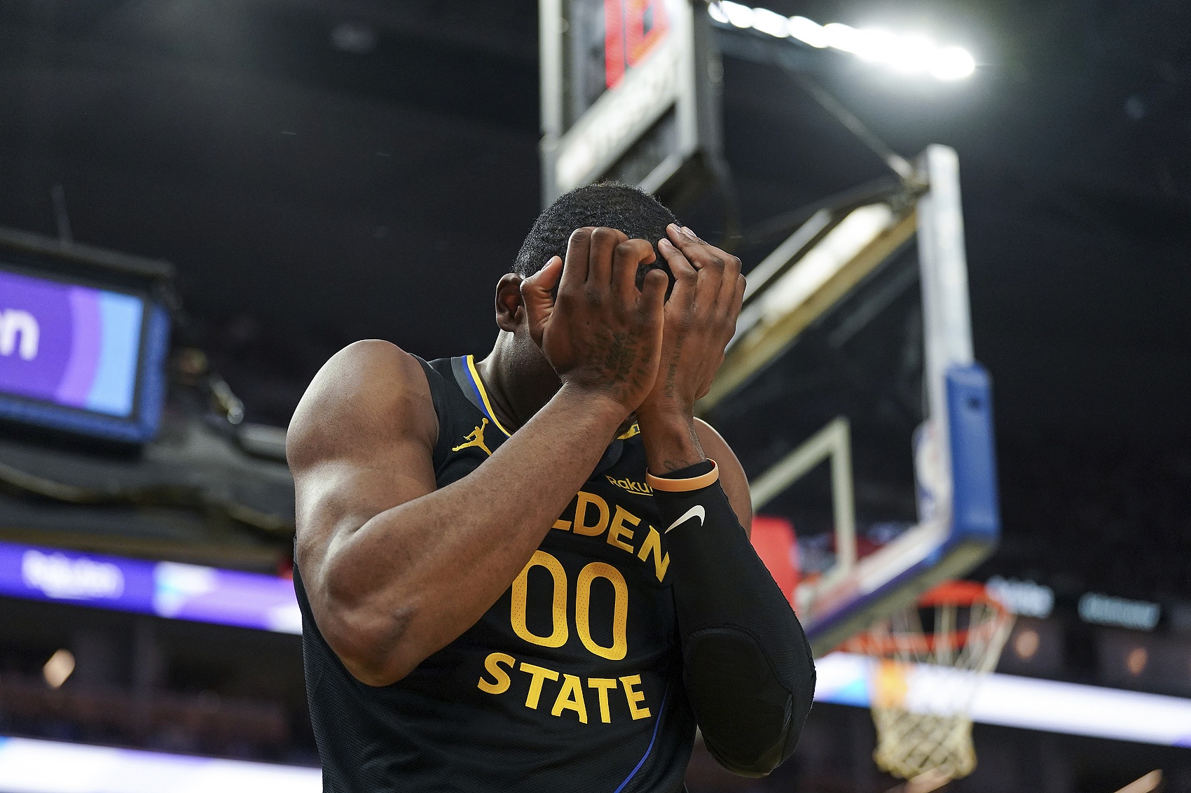 如今陷入死局😩勇士去年曾向库明加提供5年1.5亿的续约被拒