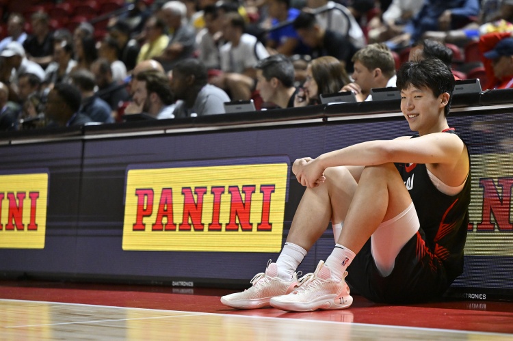 开拓者夏联主帅：我出国打球时比杨瀚森还大 适应得都没他这么好