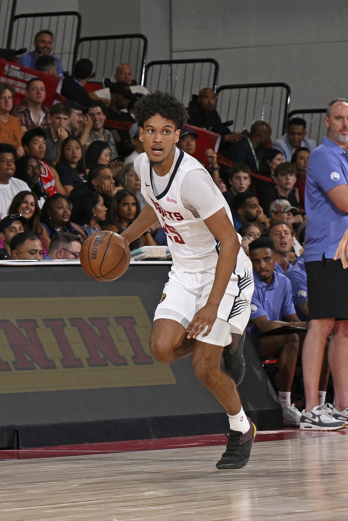 夏联场均3.8助！Shams：掘金与落选秀后卫柯蒂斯-琼斯签双向合同