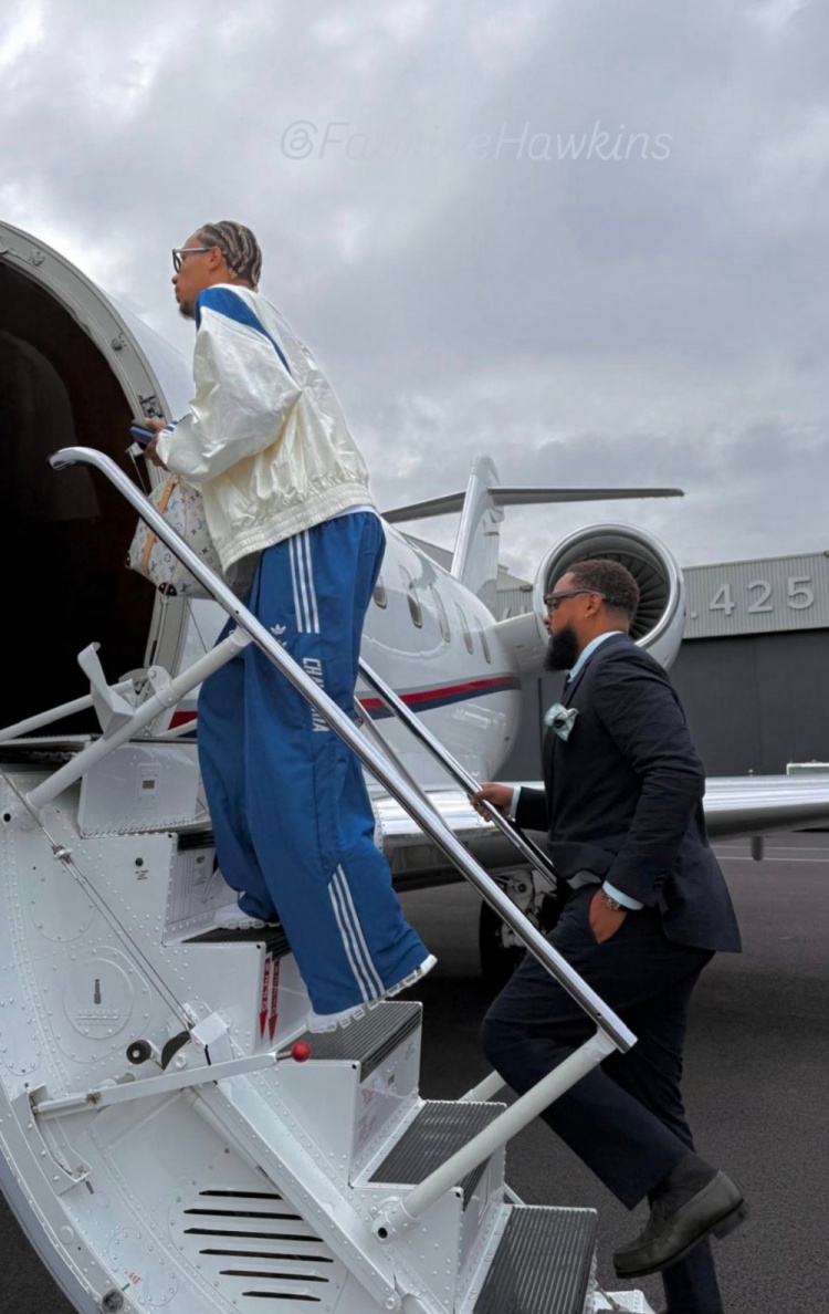 记者：埃基蒂克与经纪人正在飞往利物浦的航班上，今日完成体检