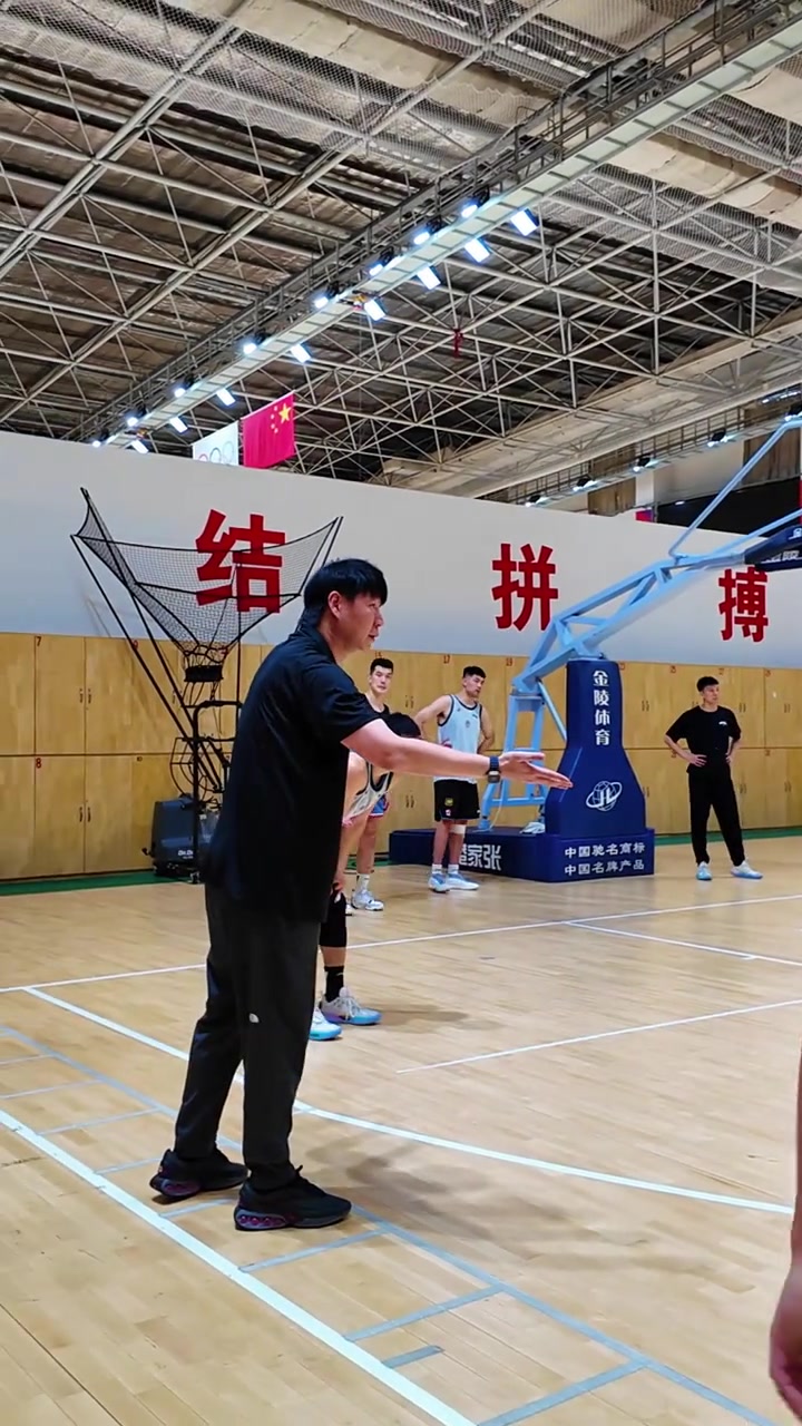 邱彪指导山东男篮训练：有投篮机会不投什么时候投？怎么打球？