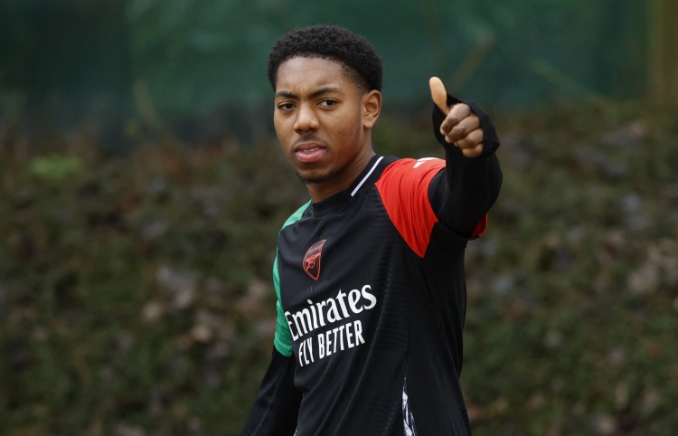 续约留队！上赛季英超后卫场均最少被过榜：斯凯利0.07次居首