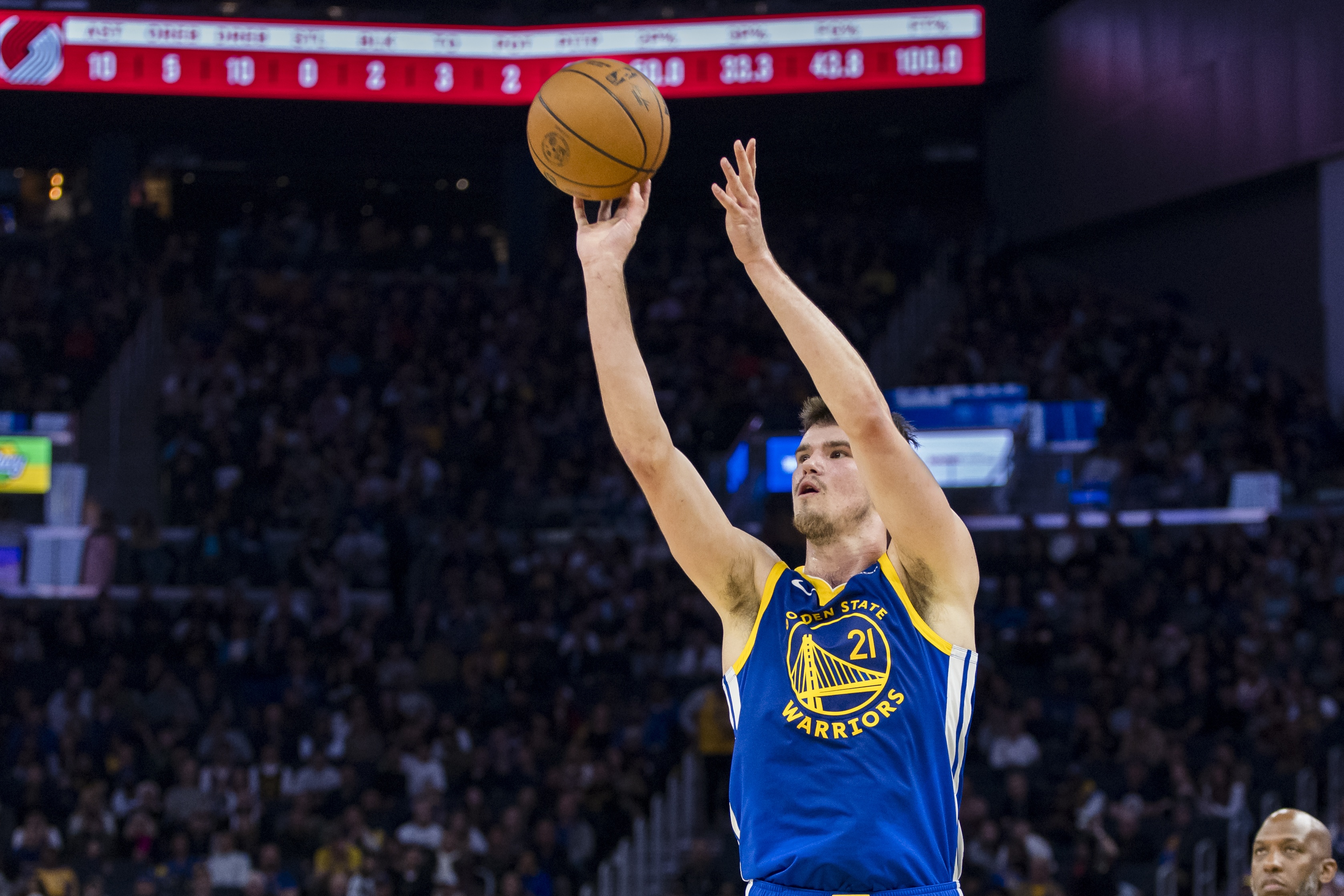 勇管：波斯特能成为联盟里的首发中锋 能投能传也能在内线得分