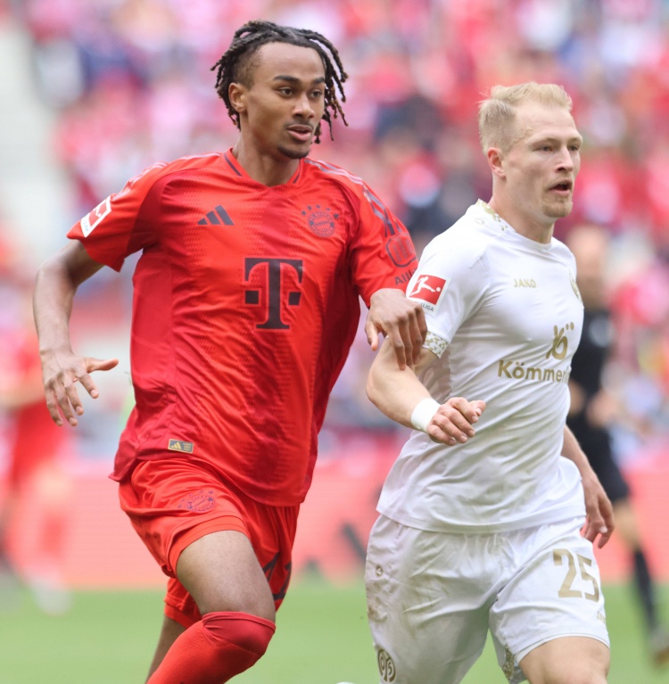 记者：拜仁讨论了外租阿萨雷事宜，但球员必须先续约