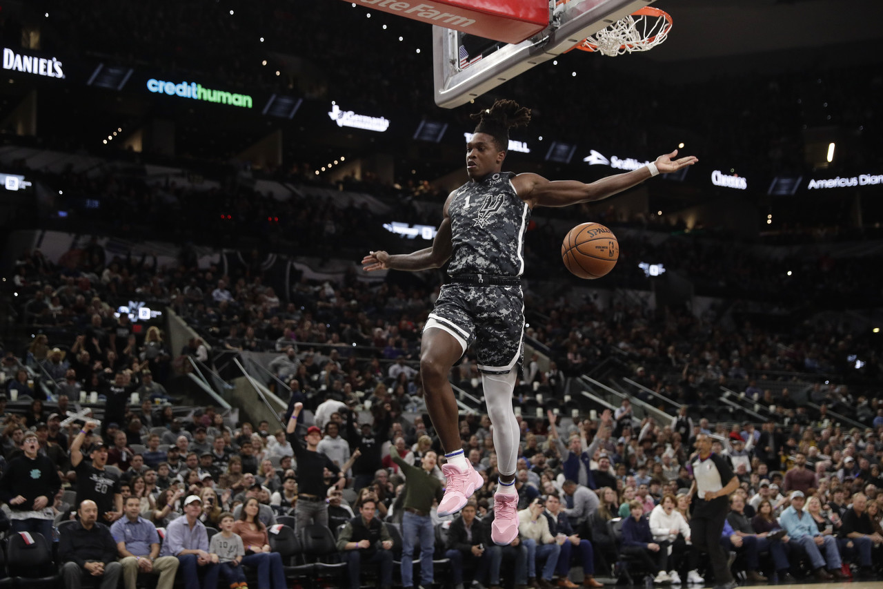 朗尼-沃克马卡比合同细节：3年税前1000万刀 多项NBA跳出条款