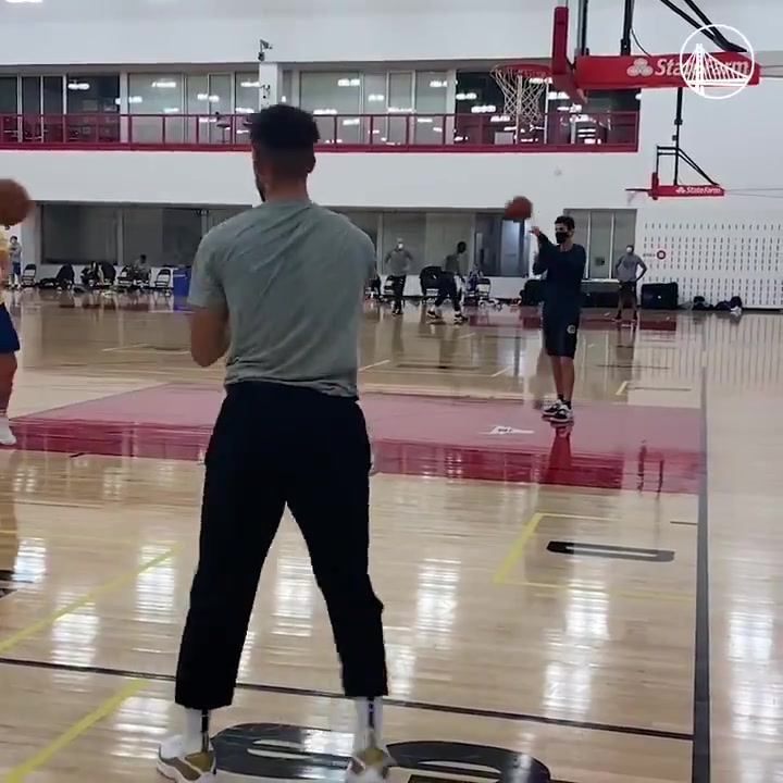 库里回顾连续命中105记三分：40个开始全神贯注 投丢后挺生气😤