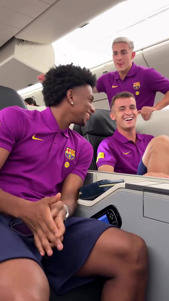 飞机上消磨时光！亚马尔喝果汁&刷手机，多位巴萨球员玩游戏