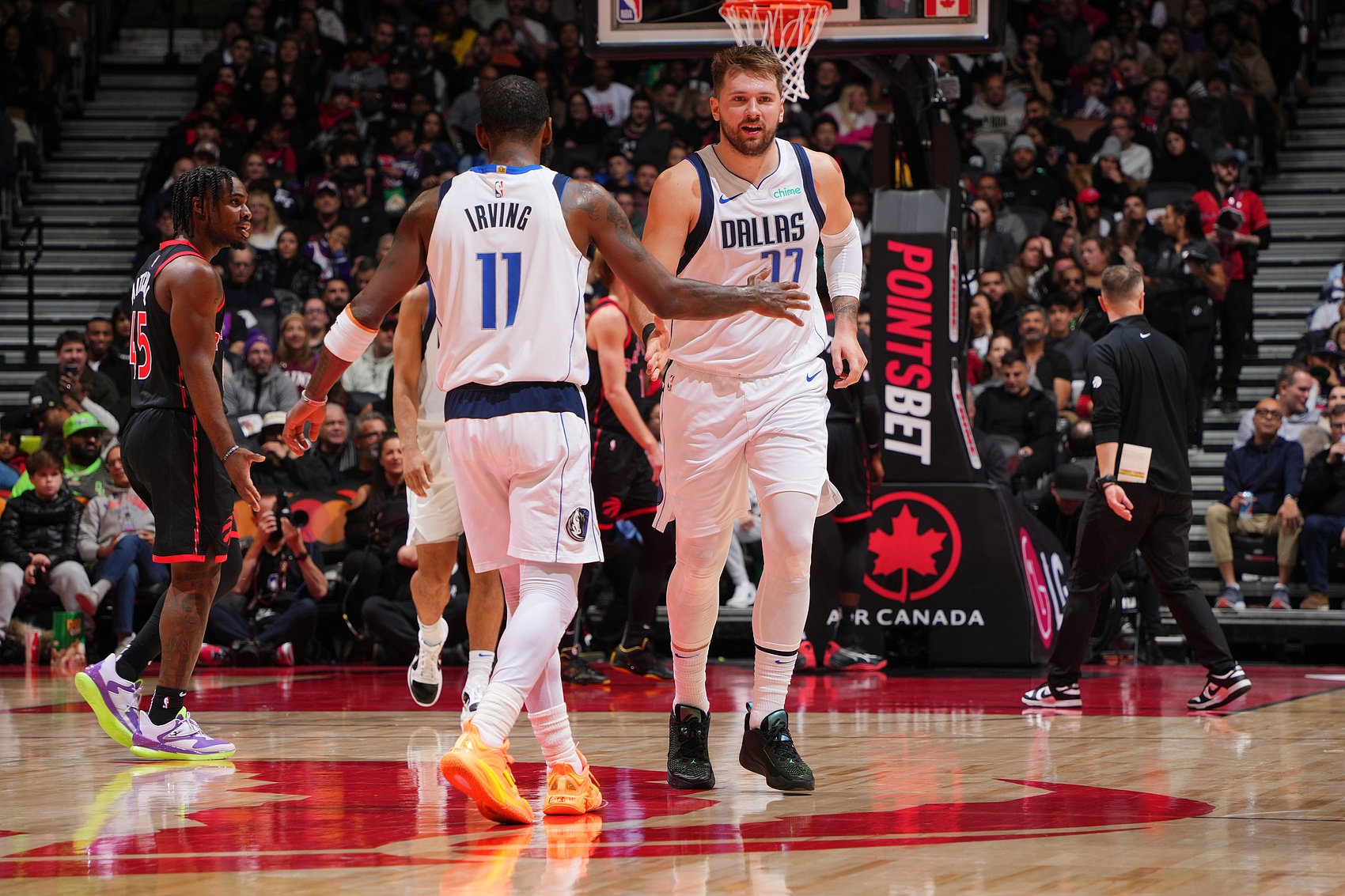 👀欧文：亲眼看到东契奇在训练中对位某位球员时3分钟拿24分