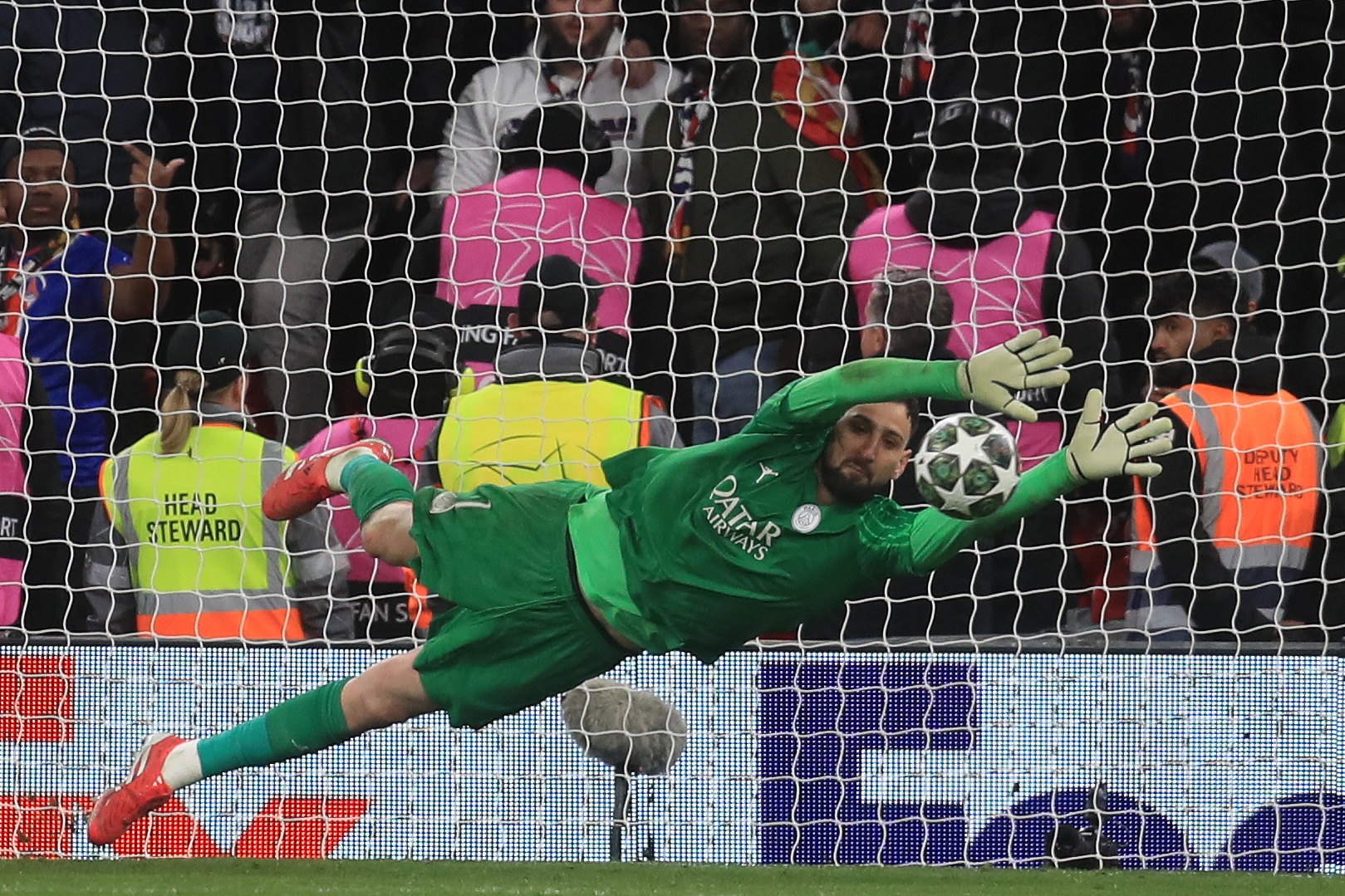 记者：加拉塔萨雷有意多纳鲁马，但还有其他球队对这位门将感兴趣