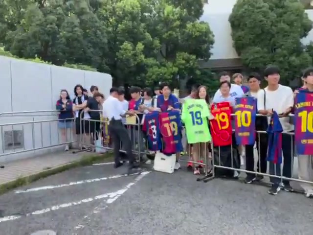 日本球迷酒店外等候巴萨球员签名，亚马尔10号和19号球衣最多