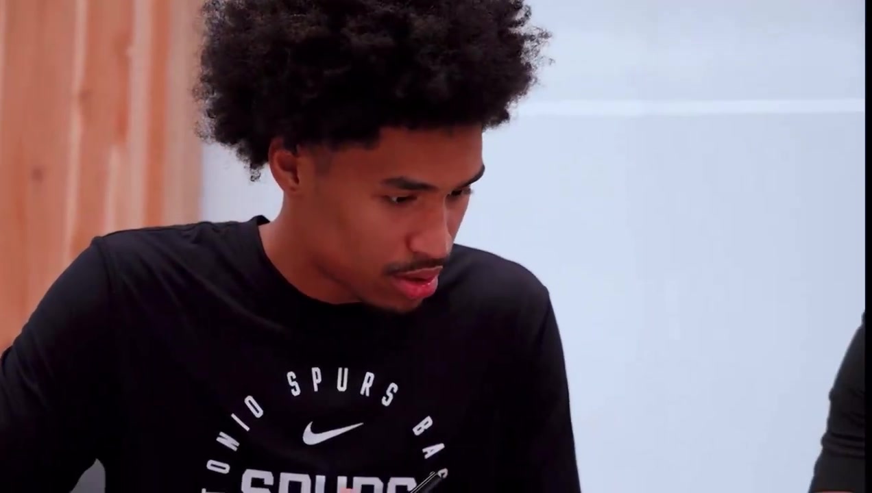 很真实😂迪伦-哈珀签约 看到合同中的金额憋不住笑：我~靠~