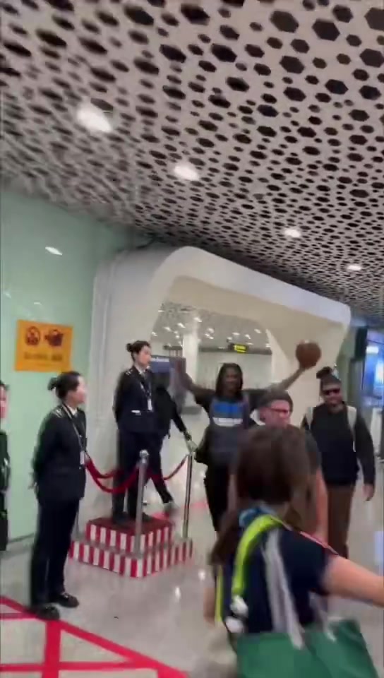 他来了😍莫兰特抵达正式开启中国行 手持篮球与球迷打招呼😎