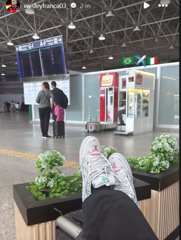 启程飞往罗马！即将加盟罗马的弗拉门戈右后卫韦斯利晒机场照