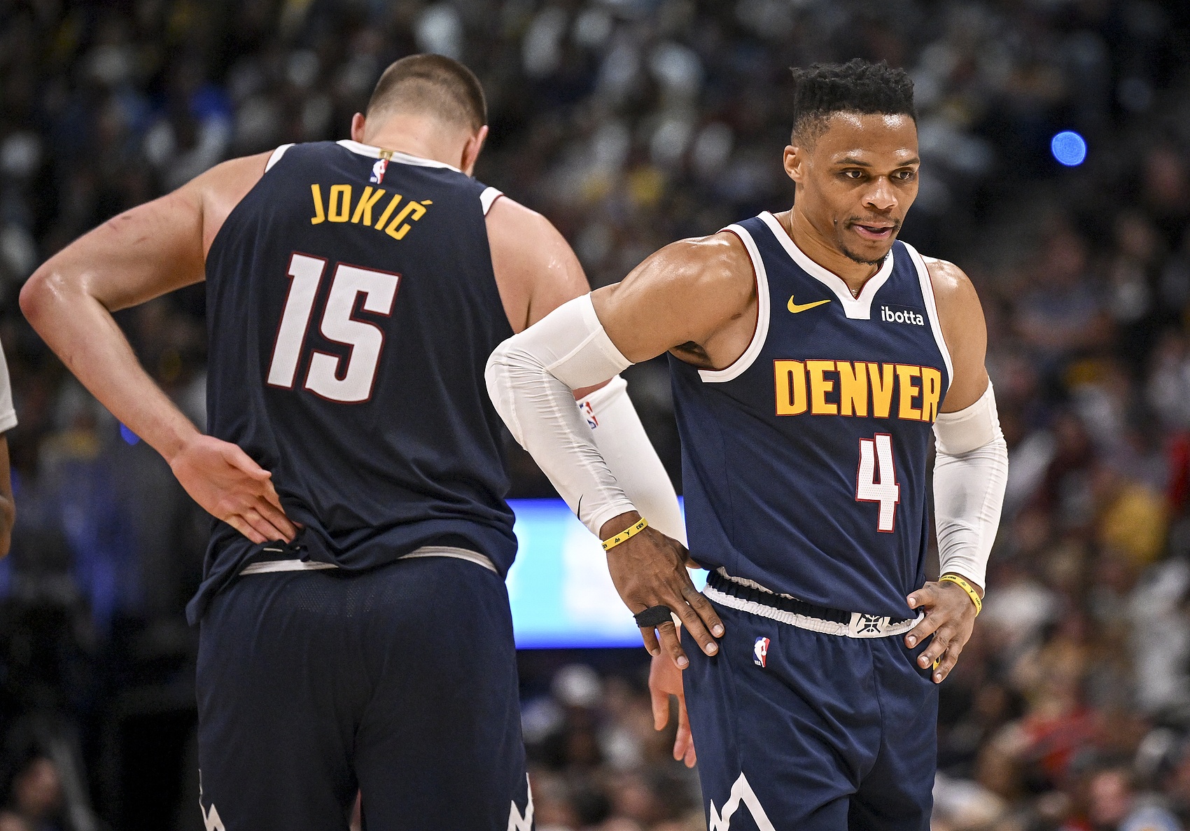 一年前的今天：威少正式加盟丹佛掘金 联手约基奇