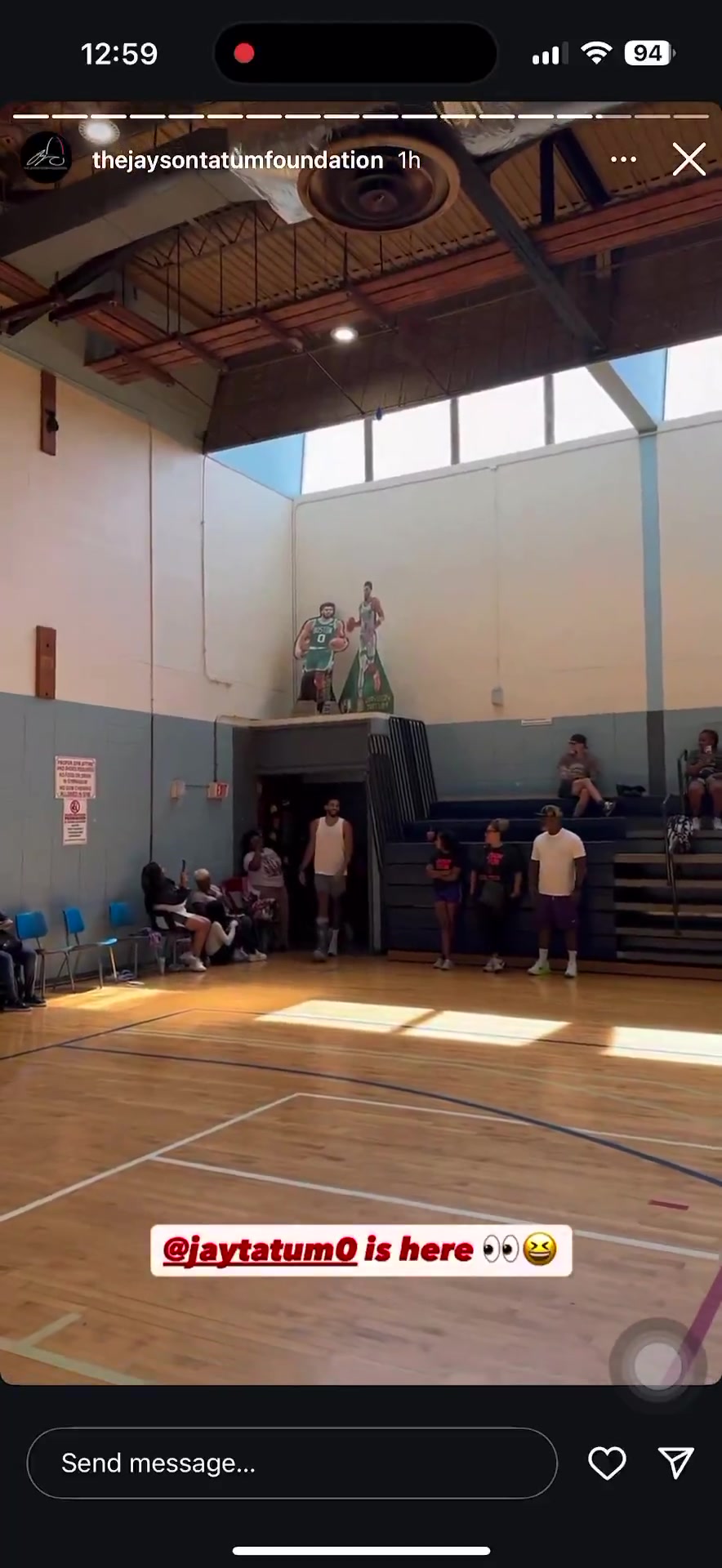 塔图姆在家乡主持篮球训练营&大受小朋友喜爱 他还穿着保护靴