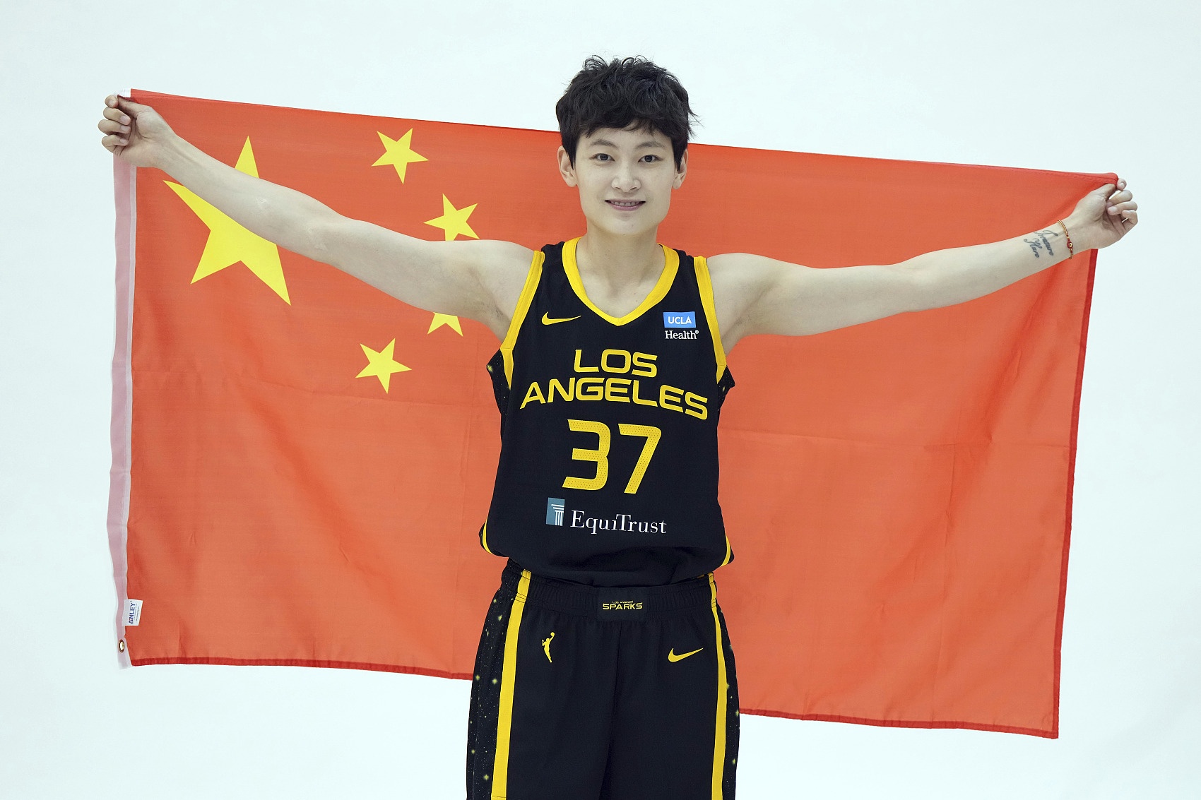 《人物》杂志：杨力维在2019年收到来自WNBA的合同 但国内不让去