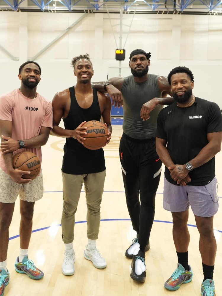 训练师晒合影：今早与詹姆斯和马克西进行了高强度细致的训练🏀