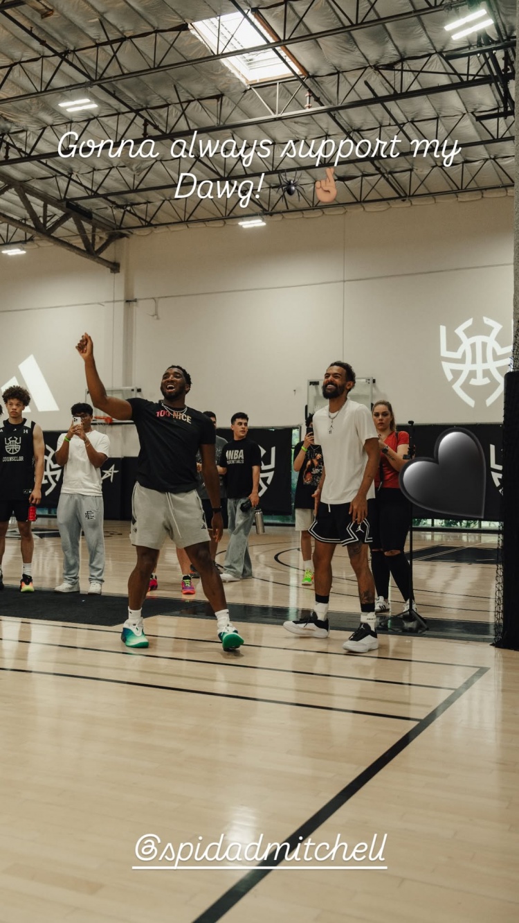 惺惺相惜！特雷-杨现身米切尔训练营：永远支持我的兄弟！