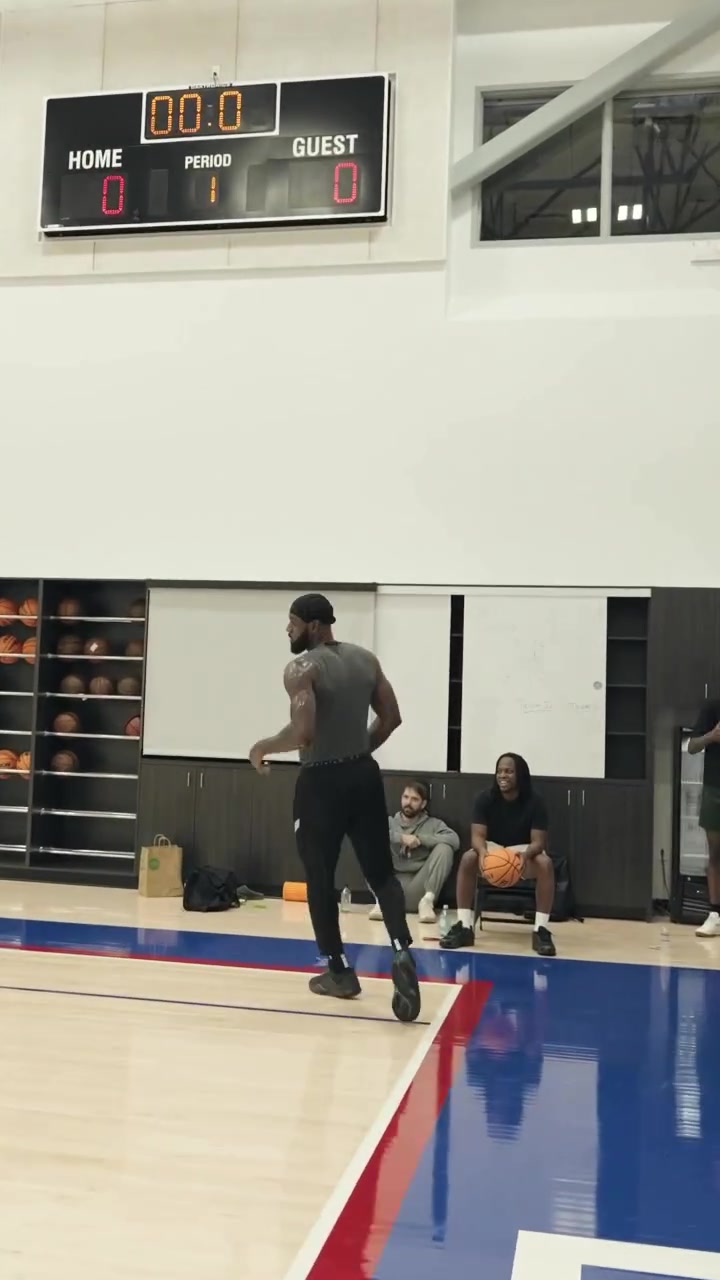 备战第23季👑训练师晒詹姆斯训练集锦 连续暴扣+后仰跳投🏀