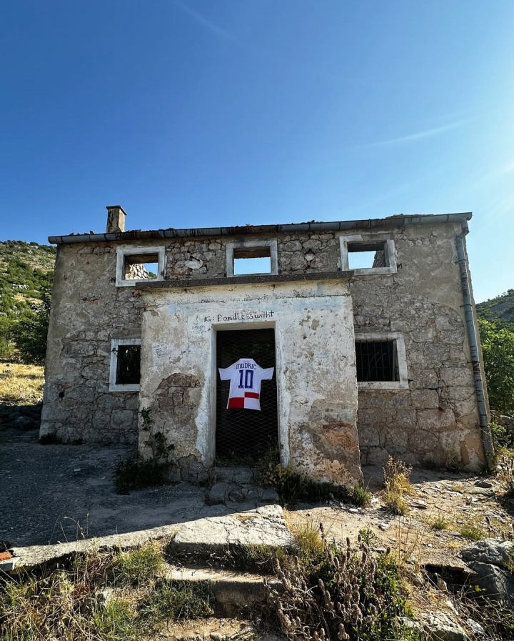 格瓦迪奥尔参观莫德里奇童年时被战火摧毁的房子，并挂上魔笛球衣