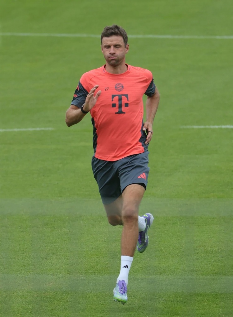 再无25号！图片报：穆勒回拜仁恢复训练，向莱默尔借27号训练服