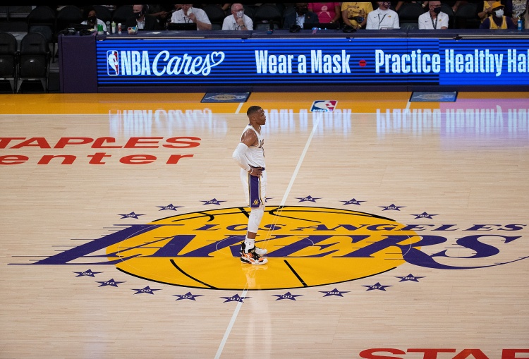 四年前的今天：湖人送出库兹马、哈雷尔、波普和22号签得到威少！