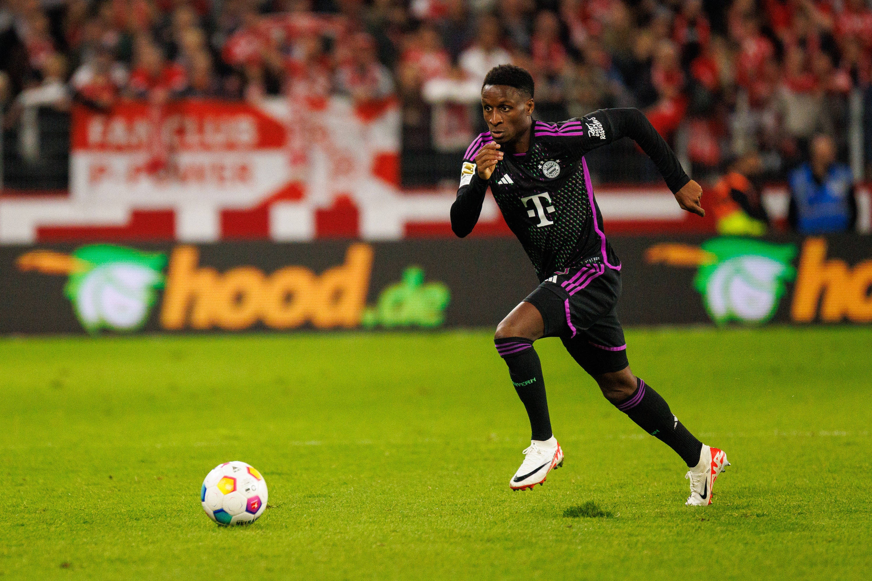 体图：33岁布纳-萨尔已超过1年没踢球，被视为拜仁队史最失败转会