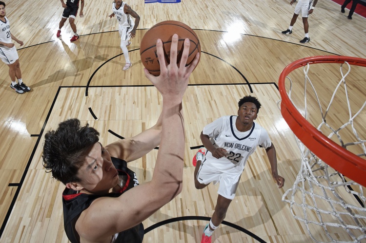 队记分享杨瀚森趣事：在三秒区待10秒钟 裁判喊他出去他听不懂