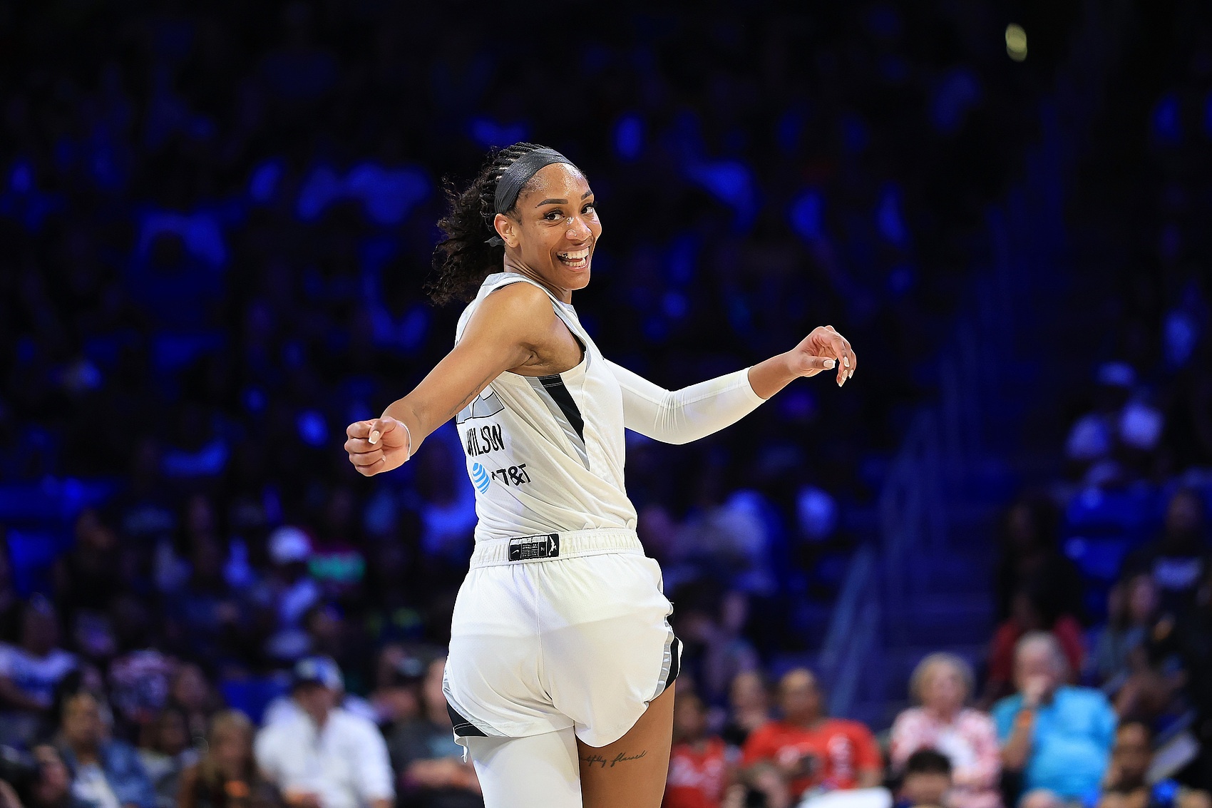 阿德巴约女友好强~阿贾狂揽34+10+4+3+3&首节8中8砍17分 再创纪录