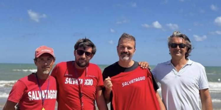 英雄！罗体：前国米主帅海边救了两个溺水女孩，获荣誉救生员称号