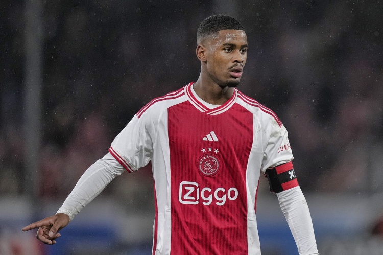 天空：3550万镑+浮动奖金！切尔西签阿贾克斯19岁后卫哈托达协议