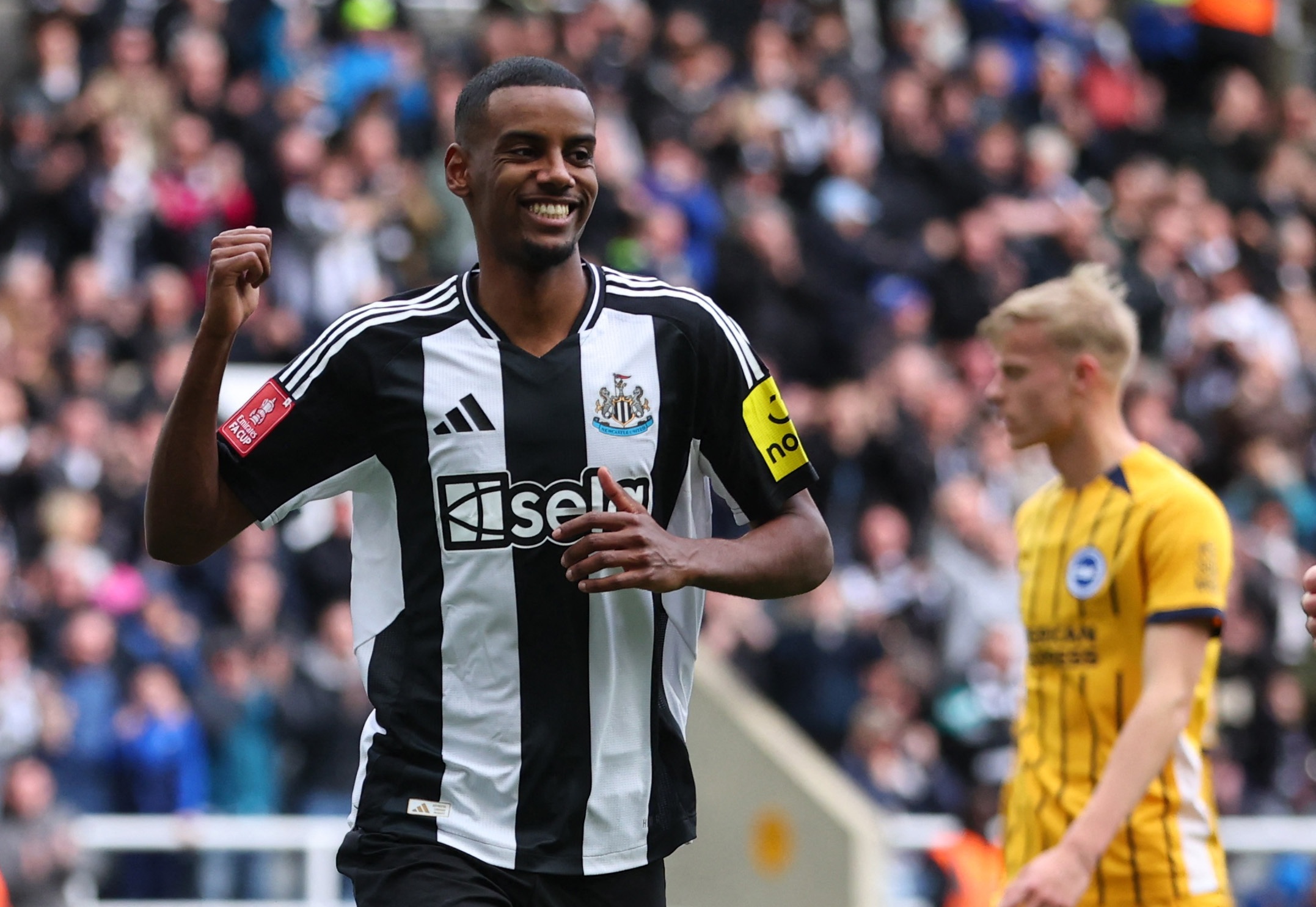 邮报：利物浦对伊萨克的报价约1.1亿镑，纽卡考虑追求沃特金斯