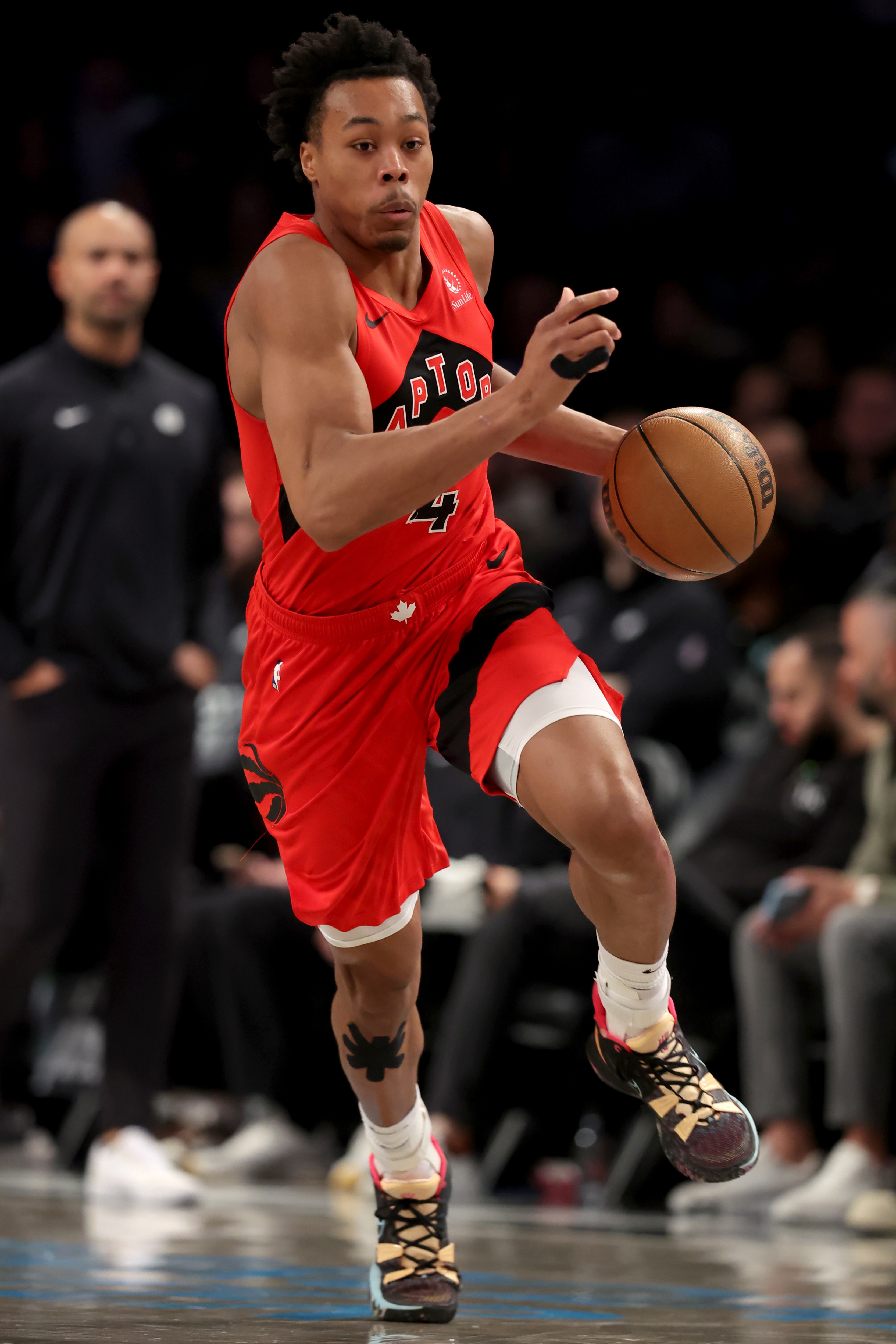 真挚的祝福！祝猛龙球星斯科蒂-巴恩斯24岁生日快乐！