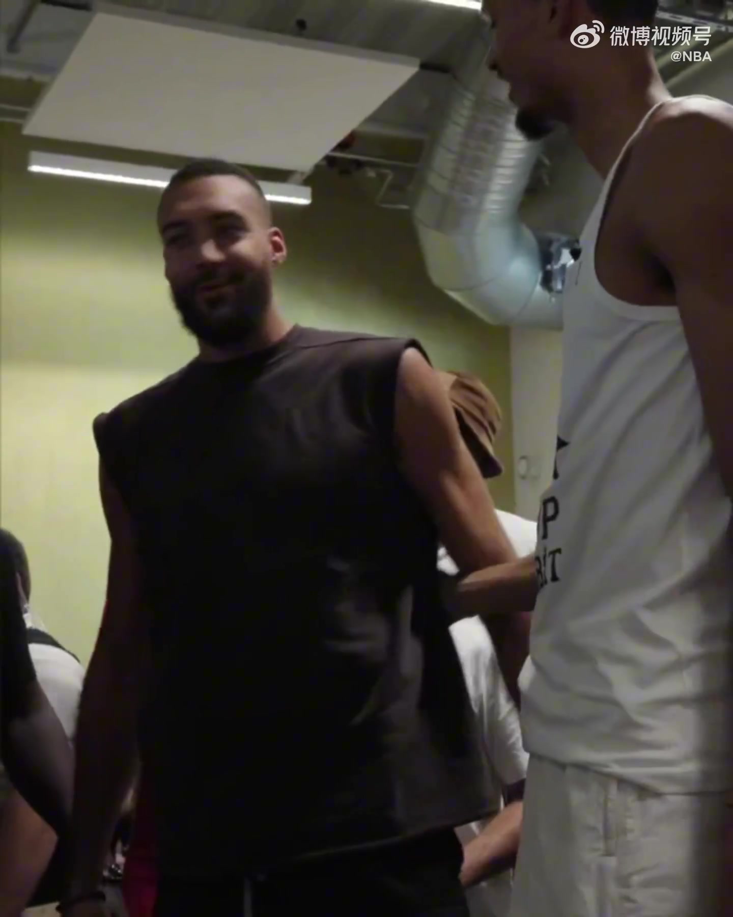 文班&戈贝尔国际象棋对决♟戈贝尔笑到最后 文班嫌对手下得慢🤣