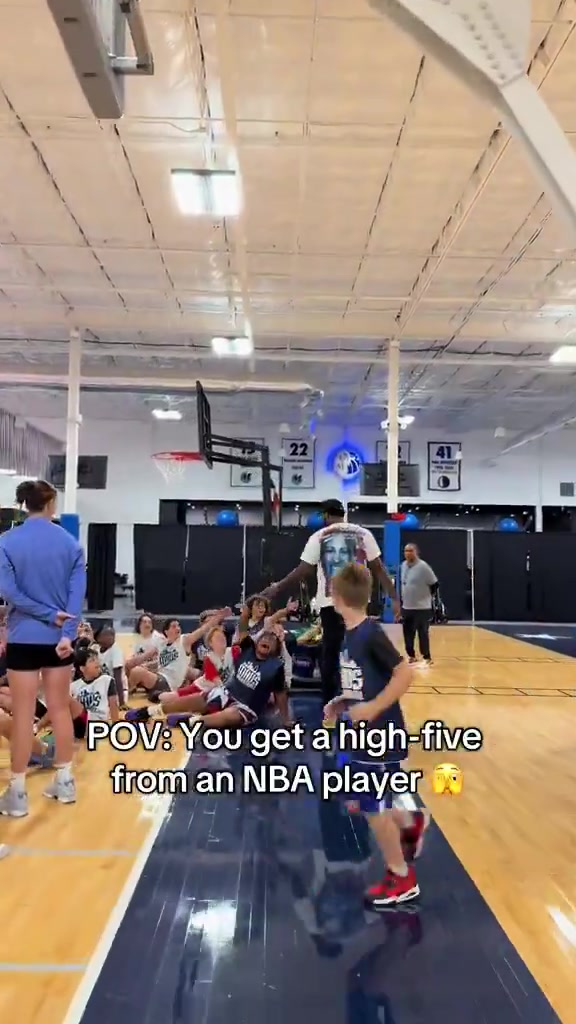 借点手感？美媒发布马绍尔互动视频 小朋友与其击掌后舔了舔手