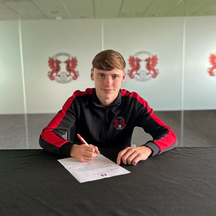 官方：曼联与19岁中场穆尔豪斯续约3+1，将他外租至莱顿东方