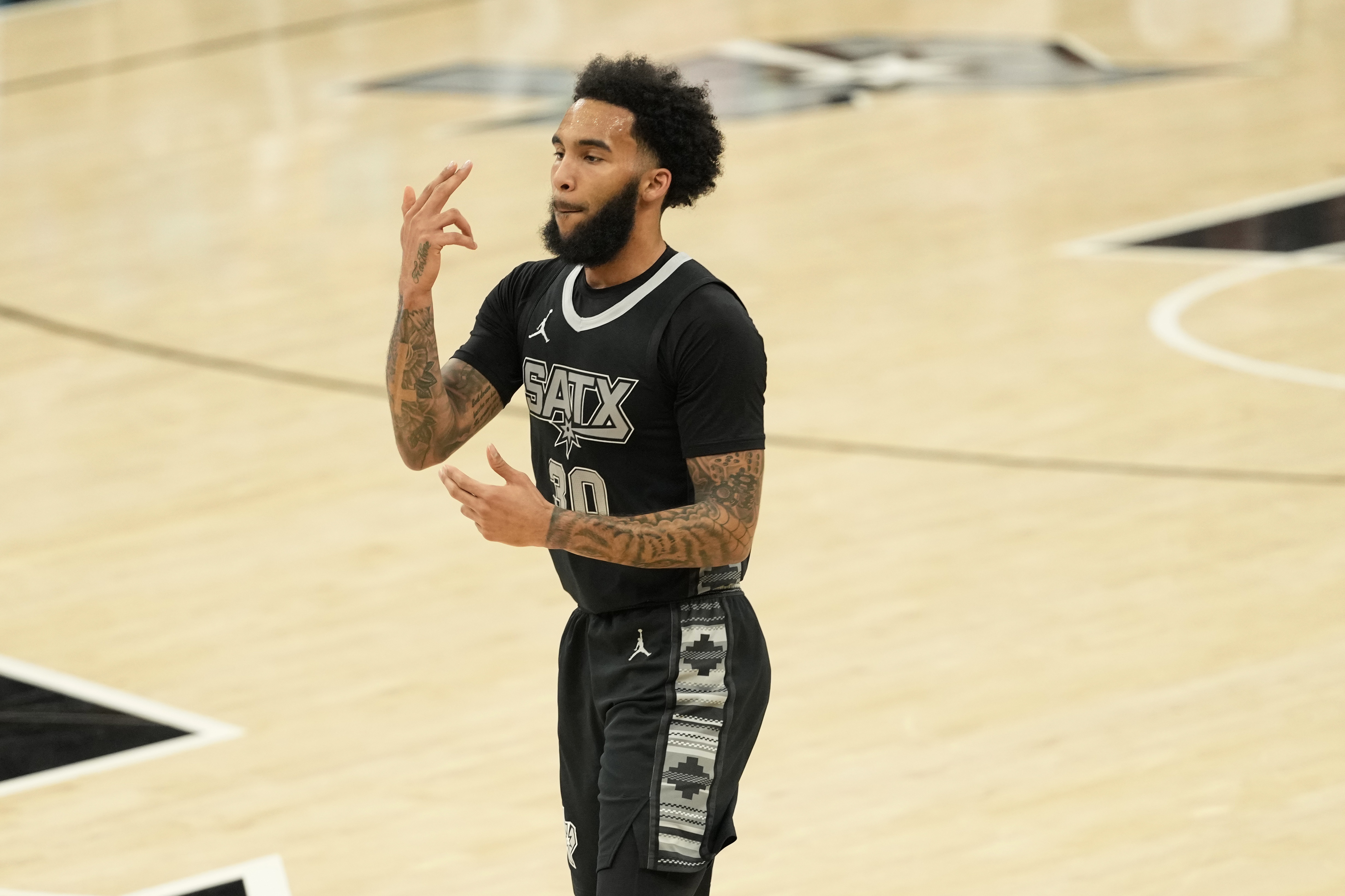 若今天没被马刺裁员 朱利安-尚帕尼下赛季的300万薪水将全额保障