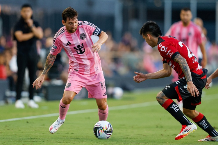 马卡：迈阿密考虑至少与梅西续约三年，他到时候想踢更久也可以