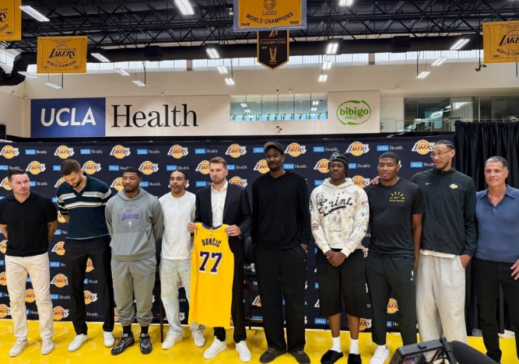 湖人为东契奇举办续约新闻发布会 艾顿斯玛特文森特范德彪等出席