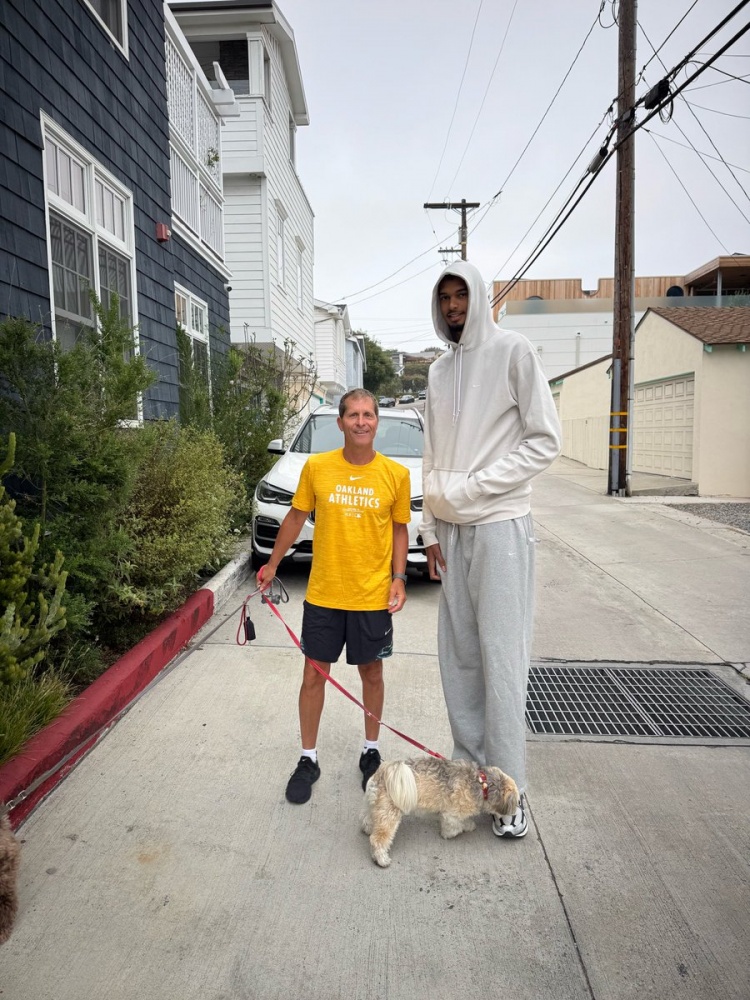 USC主帅晒与文班合影：你永远不知道在洛杉矶遛狗时会遇到谁